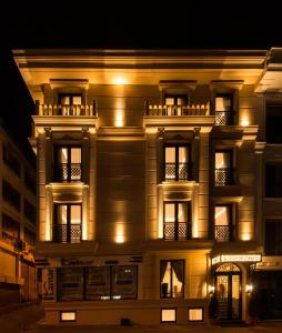 伊斯坦布尔普利美罗酒店的夜间点亮的建筑物