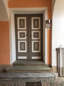 珀希拉恩Gasthof zum Nibelungenbauer的前门,前方有楼梯