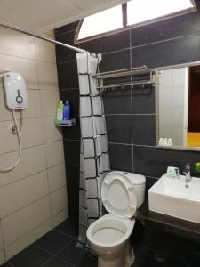 瓜埠皮诺广场公寓的一间带卫生间和水槽的浴室