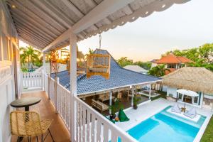 塞米亚克Villa M by Alfred in Bali的享有带游泳池的房屋的空中景致