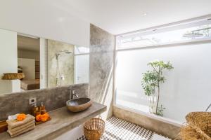 塞米亚克Villa M by Alfred in Bali的一间带水槽和镜子的浴室