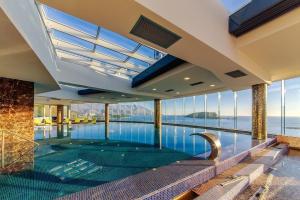 布德瓦Apartments Menuet的享有水景的室内游泳池