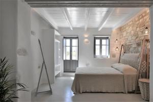 圣玛丽亚桑吉2号度假屋的一间卧室设有一张床和石墙