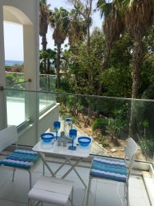 利马索尔Modern Seaview Beach Studio Limassol的海景阳台上的桌椅