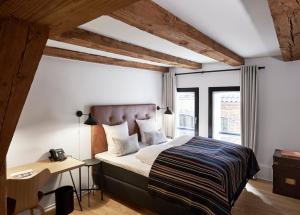 哥本哈根新港71号酒店的卧室配有一张床、一张书桌和窗户。