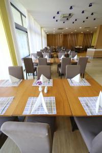 扎达尔Hotel Donat - All Inclusive的大楼内带桌椅的用餐室