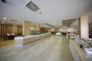 扎达尔Hotel Donat - All Inclusive的一间在大房间中设有自助餐的餐厅