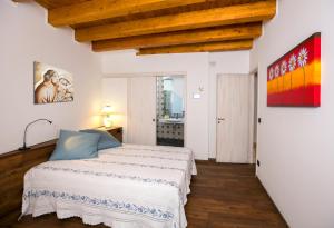 莫塔卡玛斯特拉Casa di Nonno Mariano的卧室配有一张床,墙上挂有绘画作品