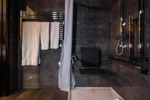 伦敦卡姆登酒店的带淋浴和浴缸的浴室