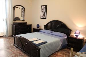 普雷西切Casa Zara的一间卧室配有一张床、梳妆台和镜子