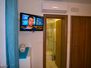 科米扎Room Vilma的浴室墙上的平面电视