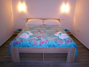 科米扎Room Vilma的一间卧室配有带毛巾的床
