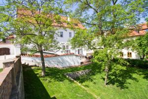布拉格修道院酒店的享有白色树屋的空中景致