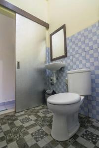 艾湄湾Tanaya Homestay的浴室配有白色卫生间和盥洗盆。