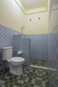 艾湄湾Tanaya Homestay的一间带卫生间的浴室和蓝色瓷砖墙