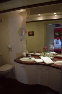 斯希丹Aurora的一间带水槽、卫生间和镜子的浴室