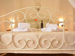 滨海波利尼亚诺Dimora Sardaro的白色的床、白色床单和枕头