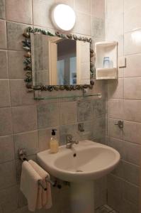 皮兰Spacious balcony apartment Piran的一间带水槽和镜子的浴室
