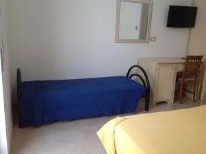 托雷桑塔萨宾娜科拉罗酒店的一张床上,床上有蓝色的毯子