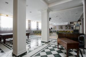 罗马法尔内塞利兹但萨酒店的大堂设有圆柱和桌椅
