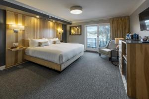 Center HarborCenter Harbor Inn的酒店客房设有一张床和一个阳台。