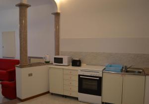 莱萨L'Antico Borgo的厨房配有炉灶和微波炉。