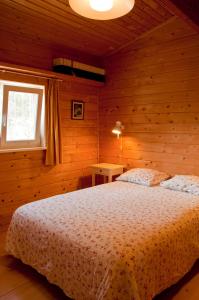 贝赫尔-德拉弗龙特拉卡萨拉扎尔扎莫拉乡村酒店的木制客房内的一间卧室,配有一张床