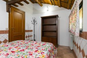 Castel di DecimaCountry Apartments的一间卧室配有一张床和一扇木门