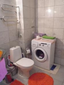 里加Apartment near Airport的一间带卫生间和洗衣机的浴室