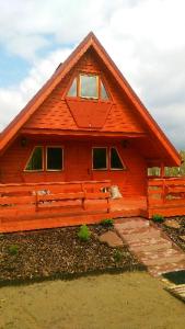 Zagnańskdom Bartków kielce的一间小木房子,设有 ⁇ 盖屋顶