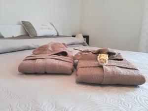 巴塞尔加·迪·皮纳Appartamento da Pino的床上有一条毛巾