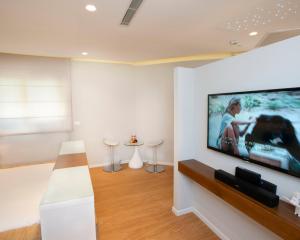 凯撒利亚Romantic suite in Caesarea的客厅配有壁挂式大屏幕平面电视