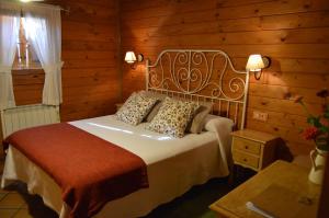 Lires里拉斯卡巴纳斯乡村民宿的木制客房内的一间卧室,配有一张床