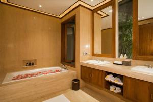 塞米亚克科诺科尼别墅的带浴缸、两个盥洗盆和镜子的浴室