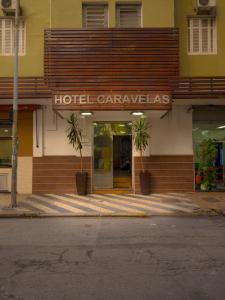 圣保罗卡拉维拉斯酒店的大楼内带有酒店爪形标志的酒店入口