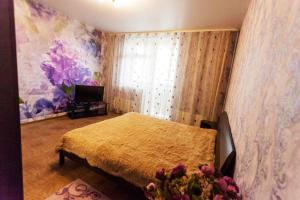 秋明Apartment on Gazovikov 41的一间卧室配有一张黄色毯子床