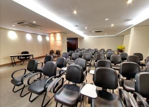 库亚巴Amazon Taiamã Hotel的会议室里设有椅子和桌子
