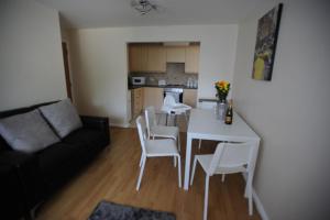 利物浦利物浦两卧室公寓 的客厅配有沙发和桌椅