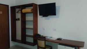乌巴图巴德泰宾馆的一间设有一张桌子的房间,墙上有一台电视机