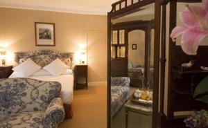 阿斯托加帕萨达日尔卡萨德特帕酒店的一间卧室配有一张床、一张沙发和一面镜子