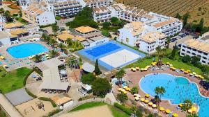 卡巴纳斯·德·塔维拉Casa Marias I - inserido no Resort Golden Club Cabanas的享有度假胜地的空中景致,设有2个游泳池