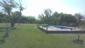 圣拉斐尔Cabaña La Palloza的草地上有两个蹦床的公园