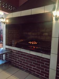 格拉纳达Hospedaje y Cafe Ruiz的砖炉里面放着比萨饼