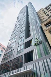香港旭逸雅捷酒店 (荃湾)的一面有窗户的高大的玻璃建筑
