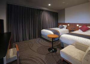 木更津木更津华盛顿酒店的酒店客房,配有两张床和椅子