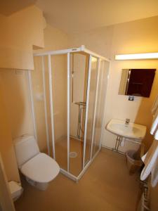 永比林尼亚酒店的带淋浴、卫生间和盥洗盆的浴室