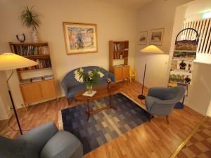 永比林尼亚酒店的客厅配有沙发、椅子和桌子