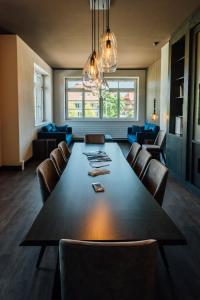 Tafers塔瓦纳酒店的大型用餐室配有大桌子和椅子