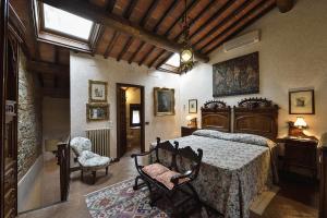 Monte BenichiCastelletto di Montebenichi的一间卧室配有一张大床和两把椅子