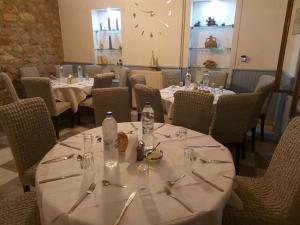 托隆金月旅馆的用餐室配有带叉子和勺子的桌子